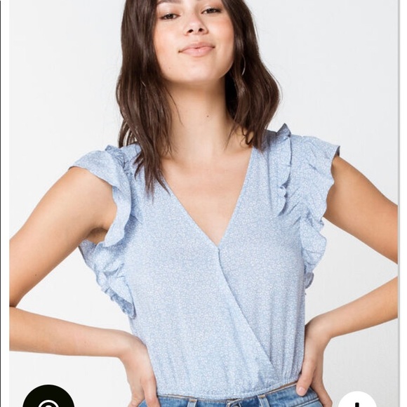 Ivy & Main Tops - 🌻IVY & MAIN Ditsy Ruffle Surplice Light Blue Top